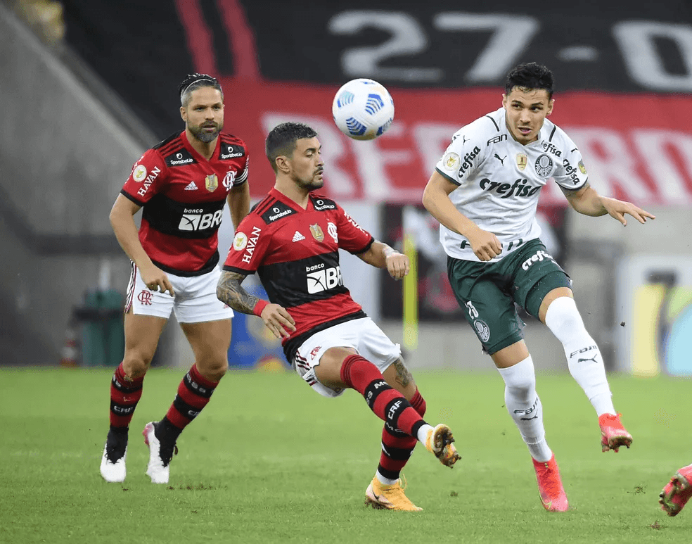 Jogadores disputando uma partida de futebol
